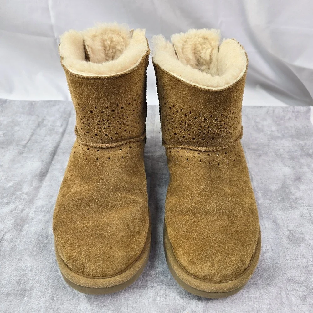 UGG CLASSIC MINI DAE SUNSHINE PERFORATED CHESTNUT BOW BOOT US 5 Womens Girls - Picture 3 of 7